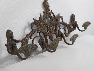 Perchero de pared de bronce, estilo ornamental