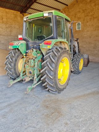 Tractor John Deere 6200 con pala El León
