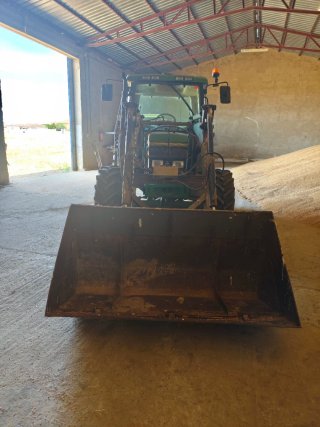 Tractor John Deere 6200 con pala El León