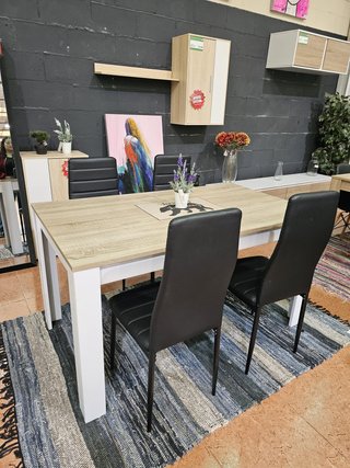Mesa de comedor de madera con 4 sillas