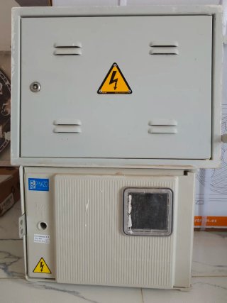 Caja y puerta para contador de luz