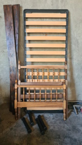 Letto singolo con doghe in legno e metallo
