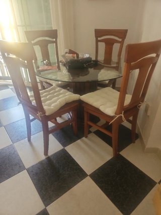 Mesa redonda cristal y 4 sillas madera
