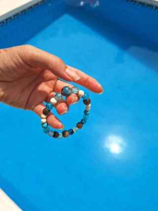 Pulsera artesanal azul y marrón