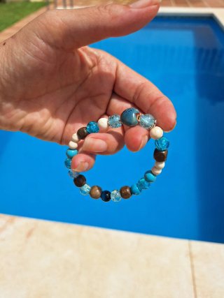 Pulsera artesanal azul y marrón
