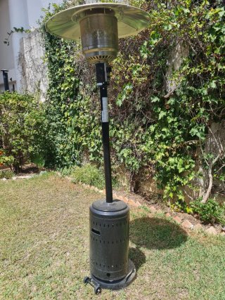 Estufa exterior negra con ruedas