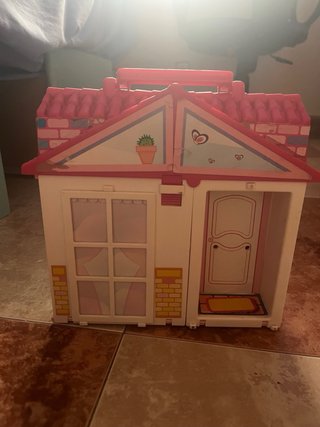 Maletín Casa Barriguitas Famosa + Muñeca