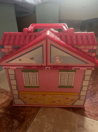 Maletín Casa Barriguitas Famosa + Muñeca