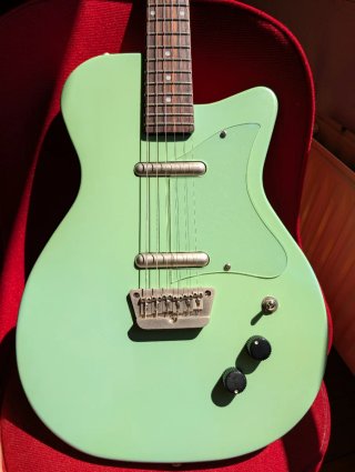 Guitarra Danelectro 56 U2 PRO Surf Green