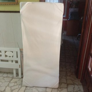 Cama infantil con colchón y 2 barandillas