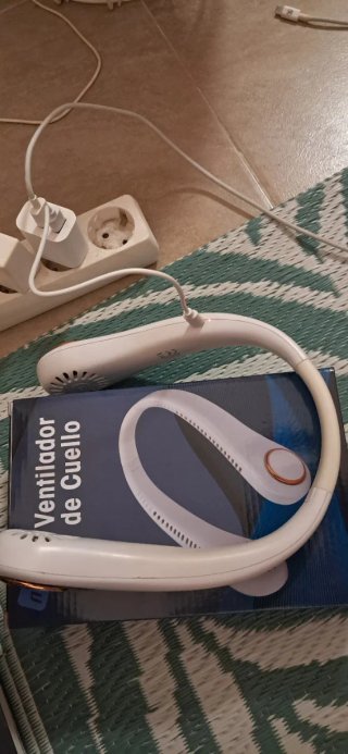 Ventilador de cuello blanco y dorado