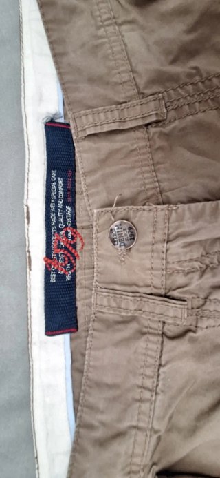 Pantalones capri cargo marrones