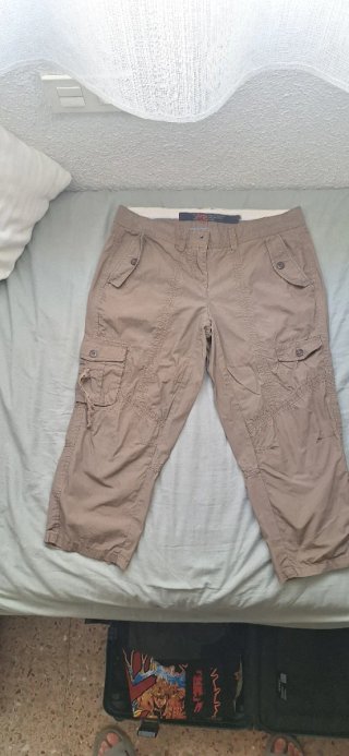 Pantalones capri cargo marrones