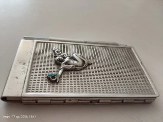 Agenda metálica con figura y turquesas