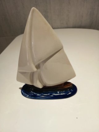 Figura barco vela cerámica