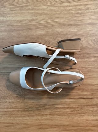 Sandalias cerradas blancas y camel