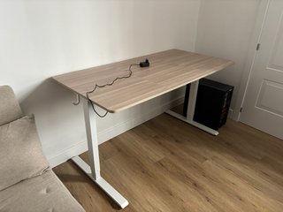 Mesa escritorio elevable de madera y plástico