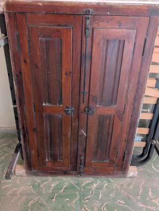 Ventana de madera con puertas