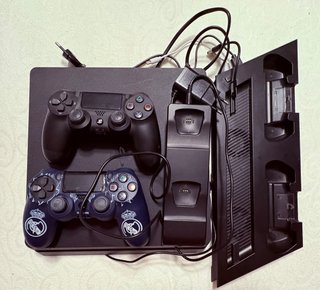 PS4 Slim 1TB + 2 mandos + bases carga