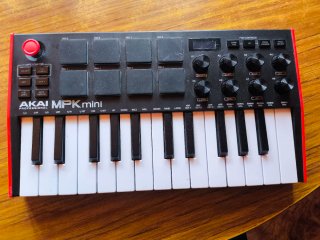 Akai MPK Mini Teclado Controlador MIDI