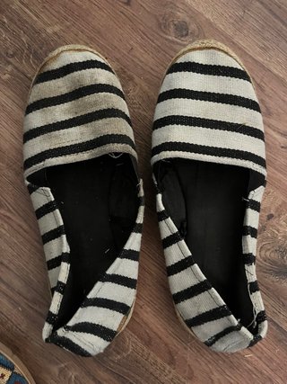 Alpargatas a rayas beige y negro