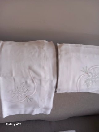 Lenzuolo e 2 federe ricamate a mano fiori mughetti