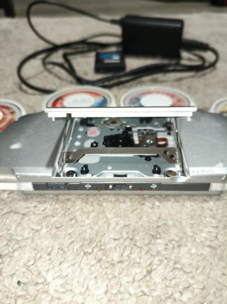 PSP SONY Argento + 4 UMD + Caricatore