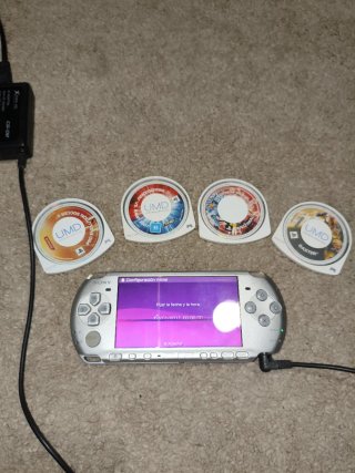 PSP SONY Argento + 4 UMD + Caricatore