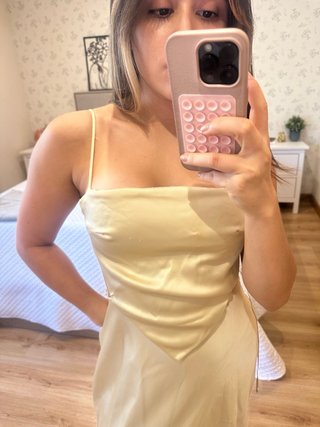 Vestido largo satinado amarillo mantequilla