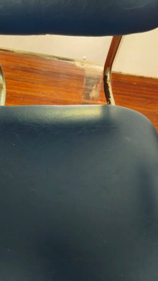 Silla de peluquería azul y plateada