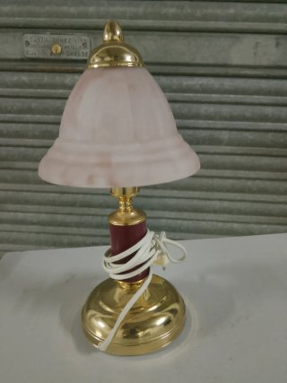 Lámpara de mesa dorada y rosa