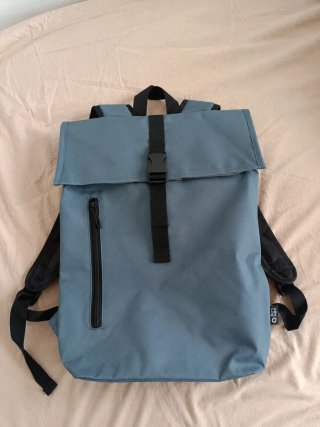 Mochila urbana azul mujer RPET – moderna y ligera