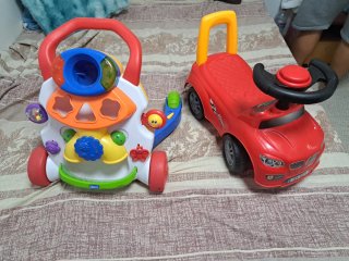 Andador Chicco y correpasillos coche rojo
