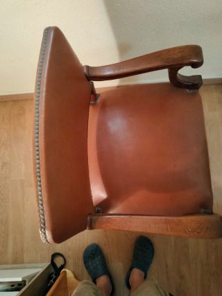 Butaca de madera y cuero en muy buen estado