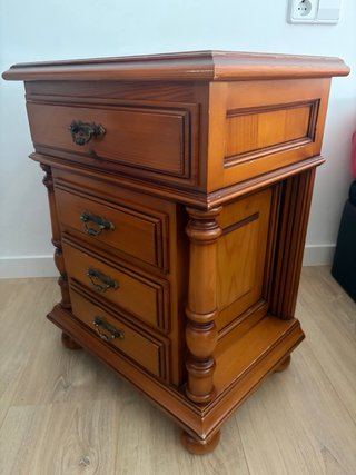 Cómoda de madera  va a juego con dos mesitas
