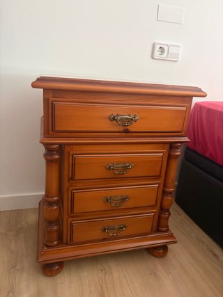 Cómoda de madera  va a juego con dos mesitas
