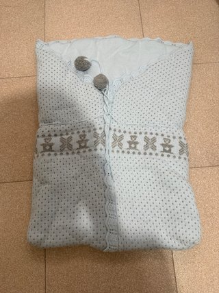 Saco bebé tejido azul con pompones