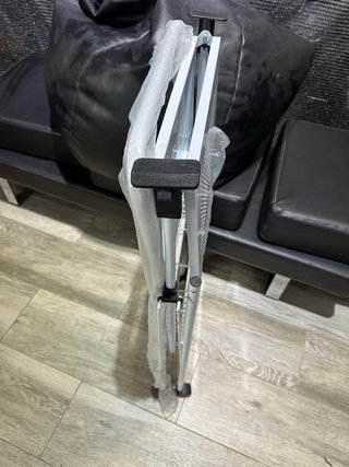 Mesa auxiliar cocina metal y plástico plegable.