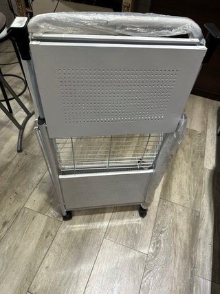 Mesa auxiliar cocina metal y plástico plegable.