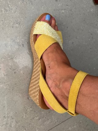 Sandalias cuña amarillas