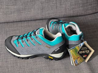 Botas de montaña Bestard mujer grises y turquesa