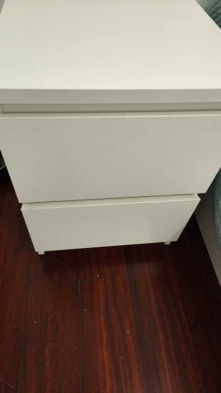 2 Mesitas de noche blancas