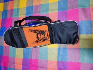 Patinete con cascos y bolsa