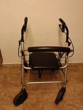 Se vende andador con asiento y frenos