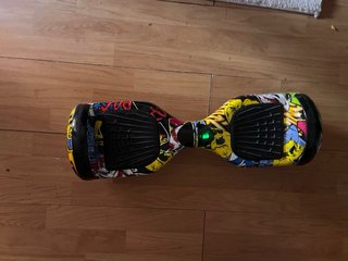 Hoverboard con funda azul con negro y cargador