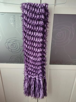 Bufanda de punto morada con flecos