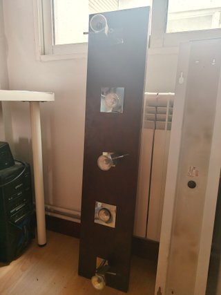 Lámpara de techo marrón y plateada