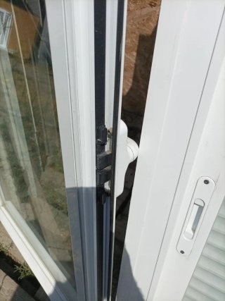 Ventana aluminio abatible con persiana