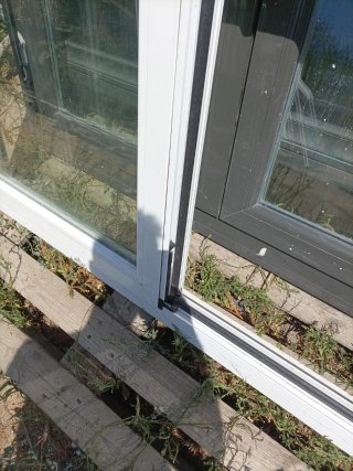 Ventana aluminio abatible con persiana