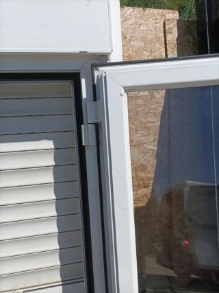 Ventana aluminio abatible con persiana